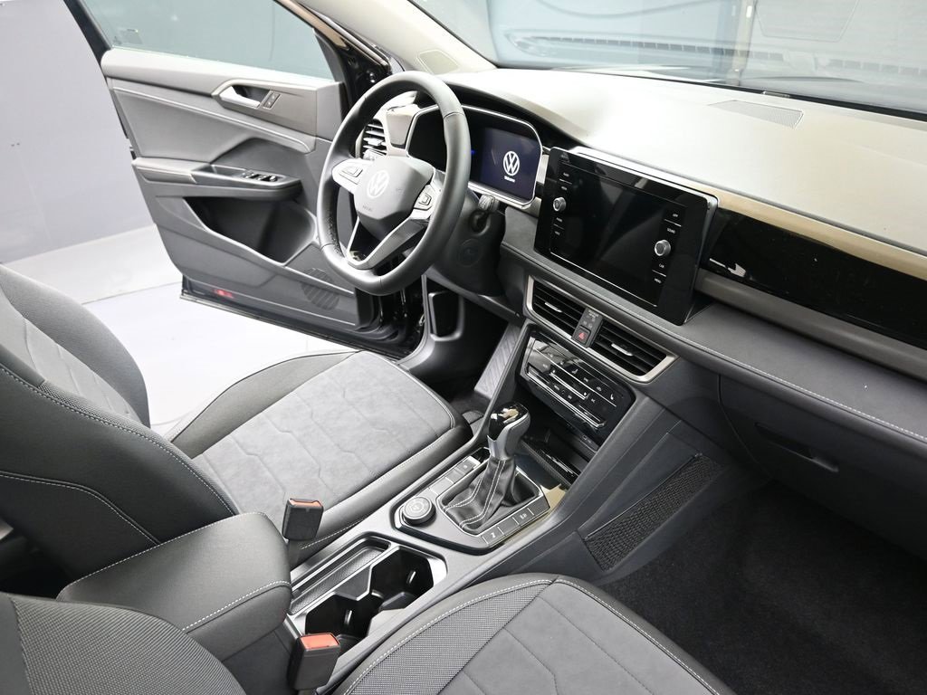 New 2025 Volkswagen Taos SE image 12