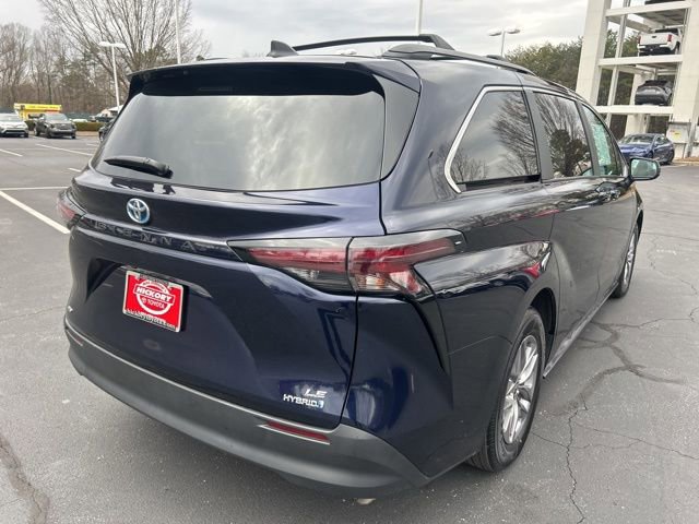 Used 2024 Toyota Sienna LE image 5
