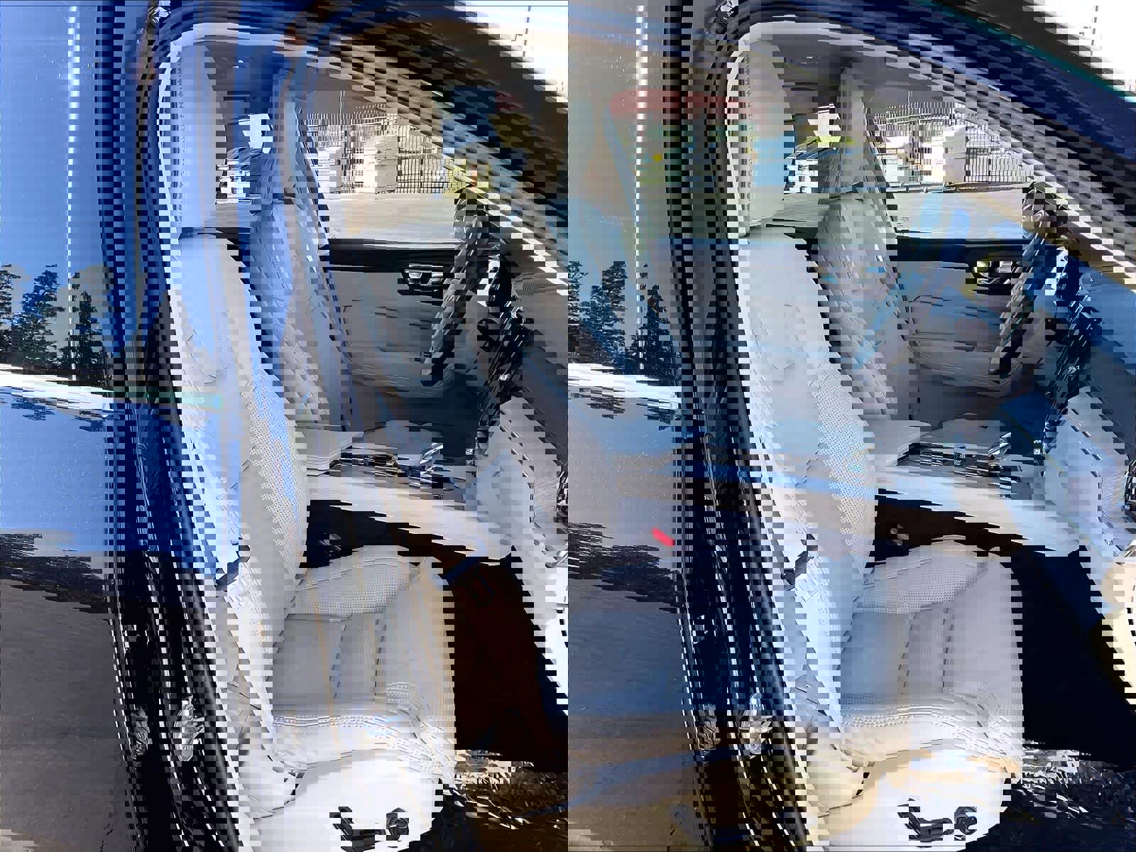 Used 2023 Volvo XC60 T8 Ultimate w/ Climate Package image 9