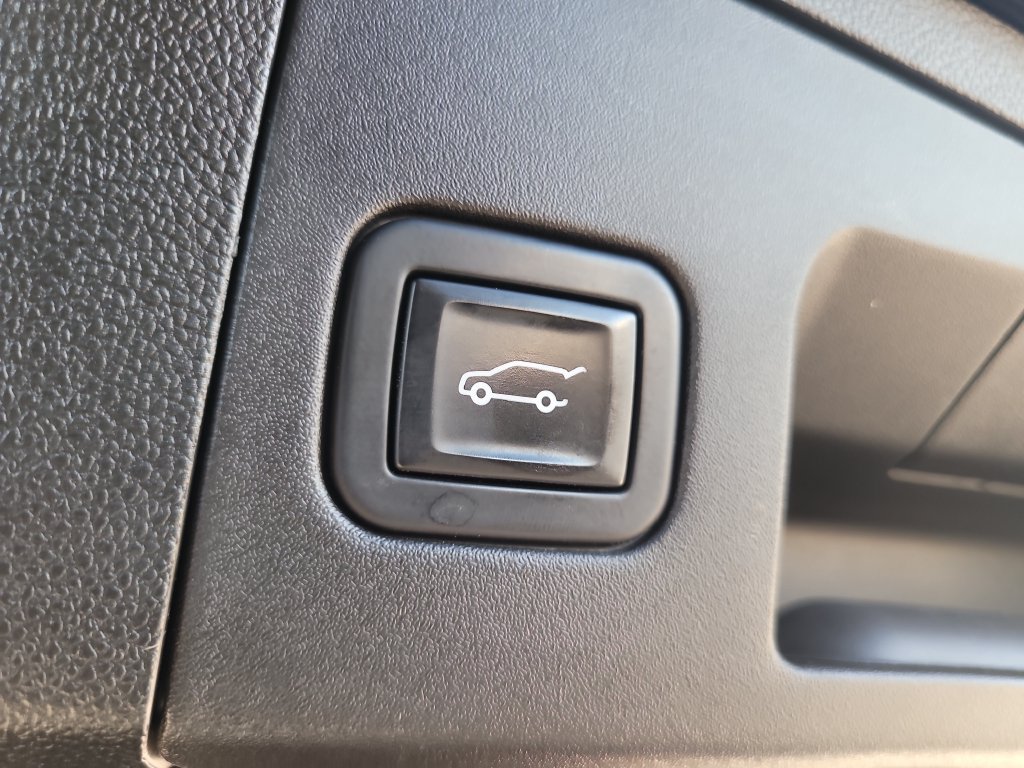 Used 2023 Cadillac XT4 Luxury w/ Cold Weather Package AWD/4WD image 9