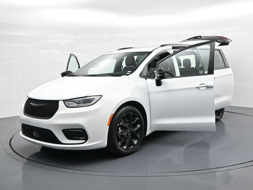 Used 2025 Chrysler Pacifica Limited image 37