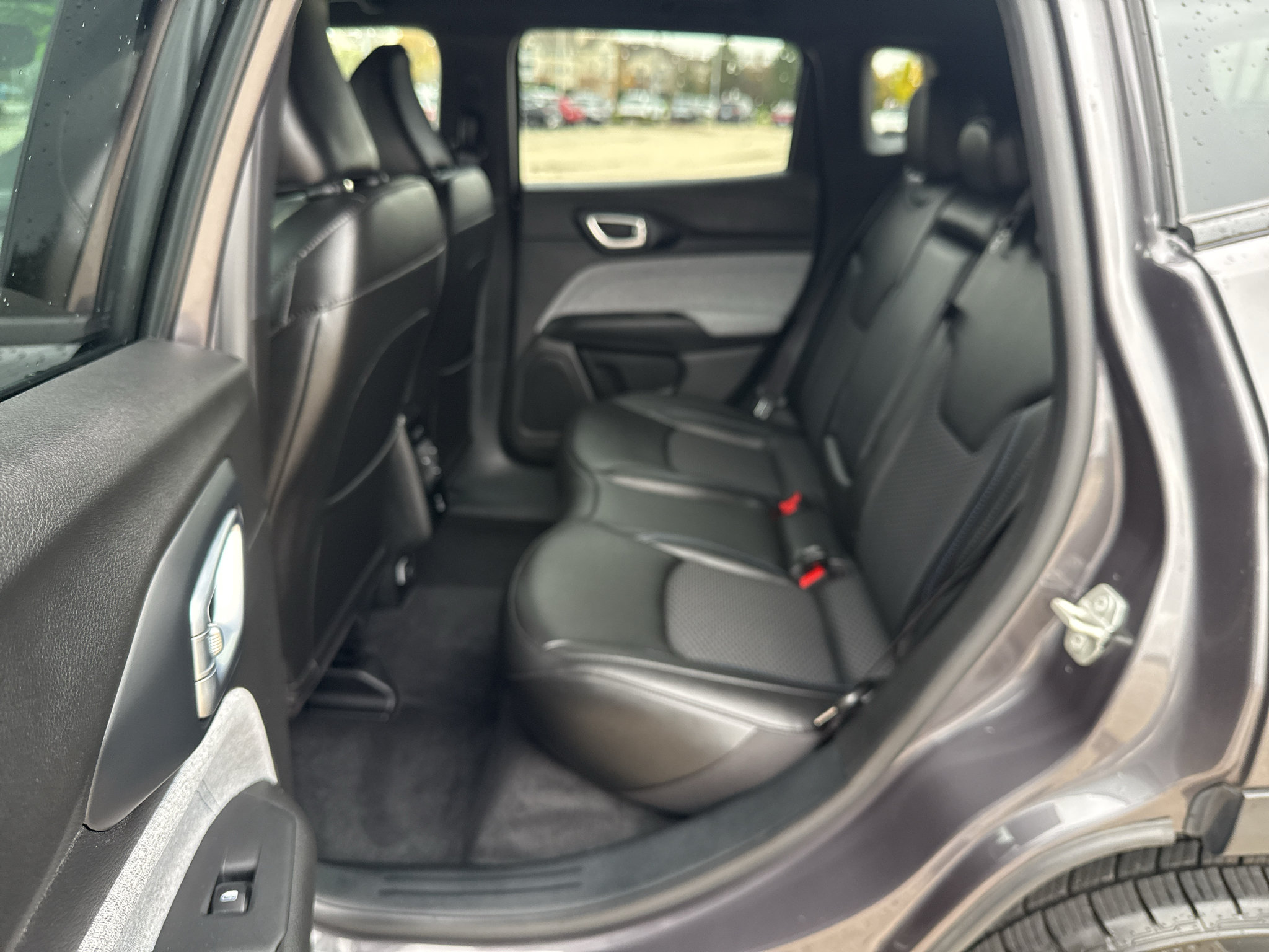 Used 2024 Jeep Compass Latitude w/ Convenience Group AWD/4WD image 30