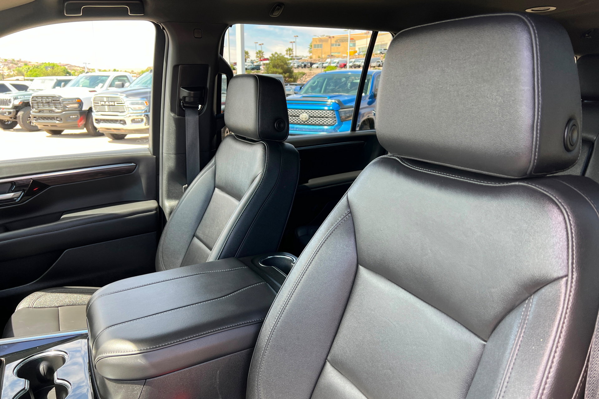 Used 2025 Chevrolet Suburban Z71 AWD/4WD image 17