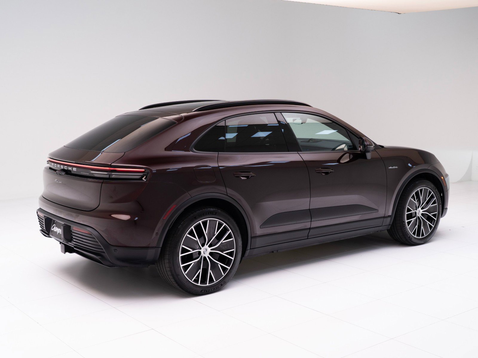 Certified 2025 Porsche Macan Electric image 9