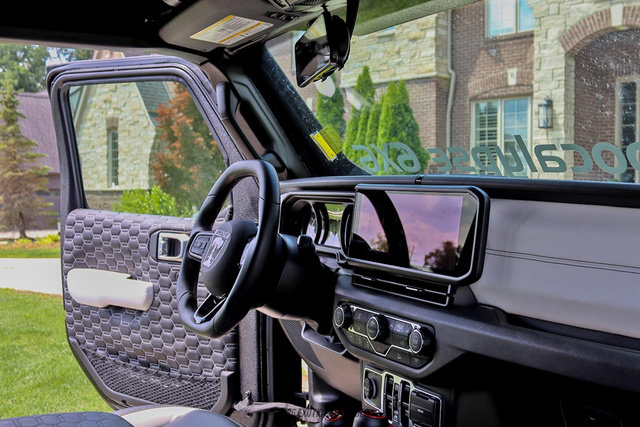 Used 2025 Jeep Gladiator Sport AWD/4WD image 29