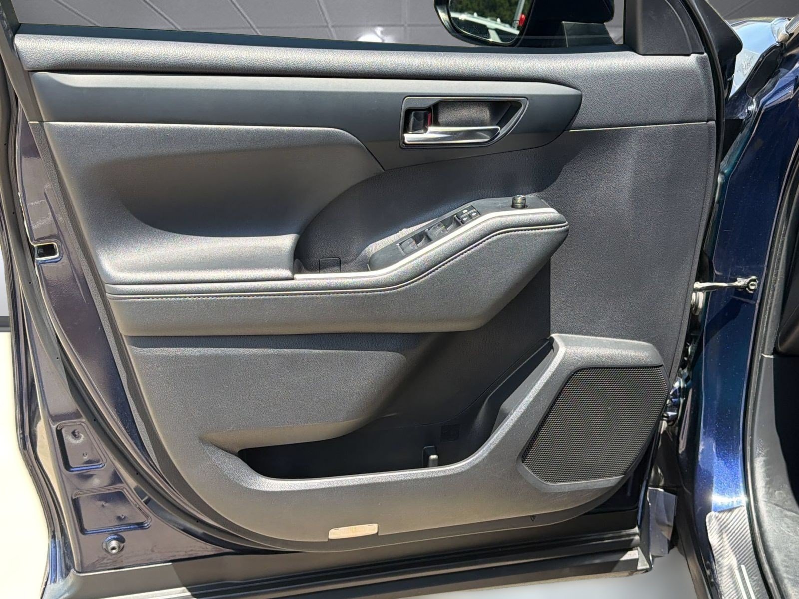 Used 2021 Toyota Highlander XLE FWD image 26