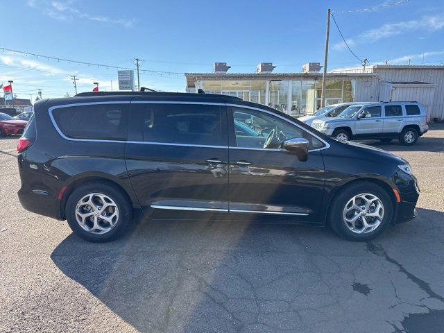 Used 2023 Chrysler Pacifica Limited image 3