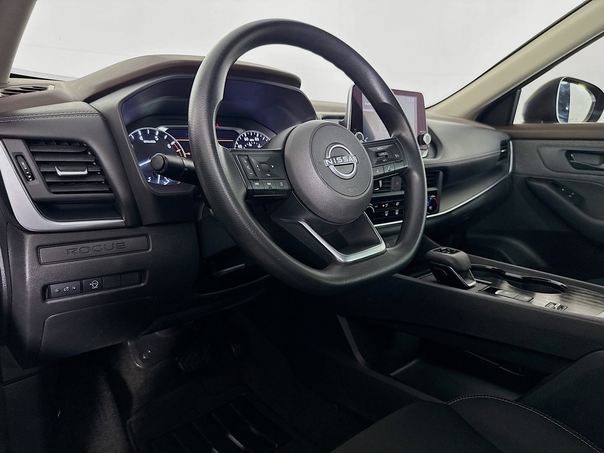 Used 2023 Nissan Rogue S image 22