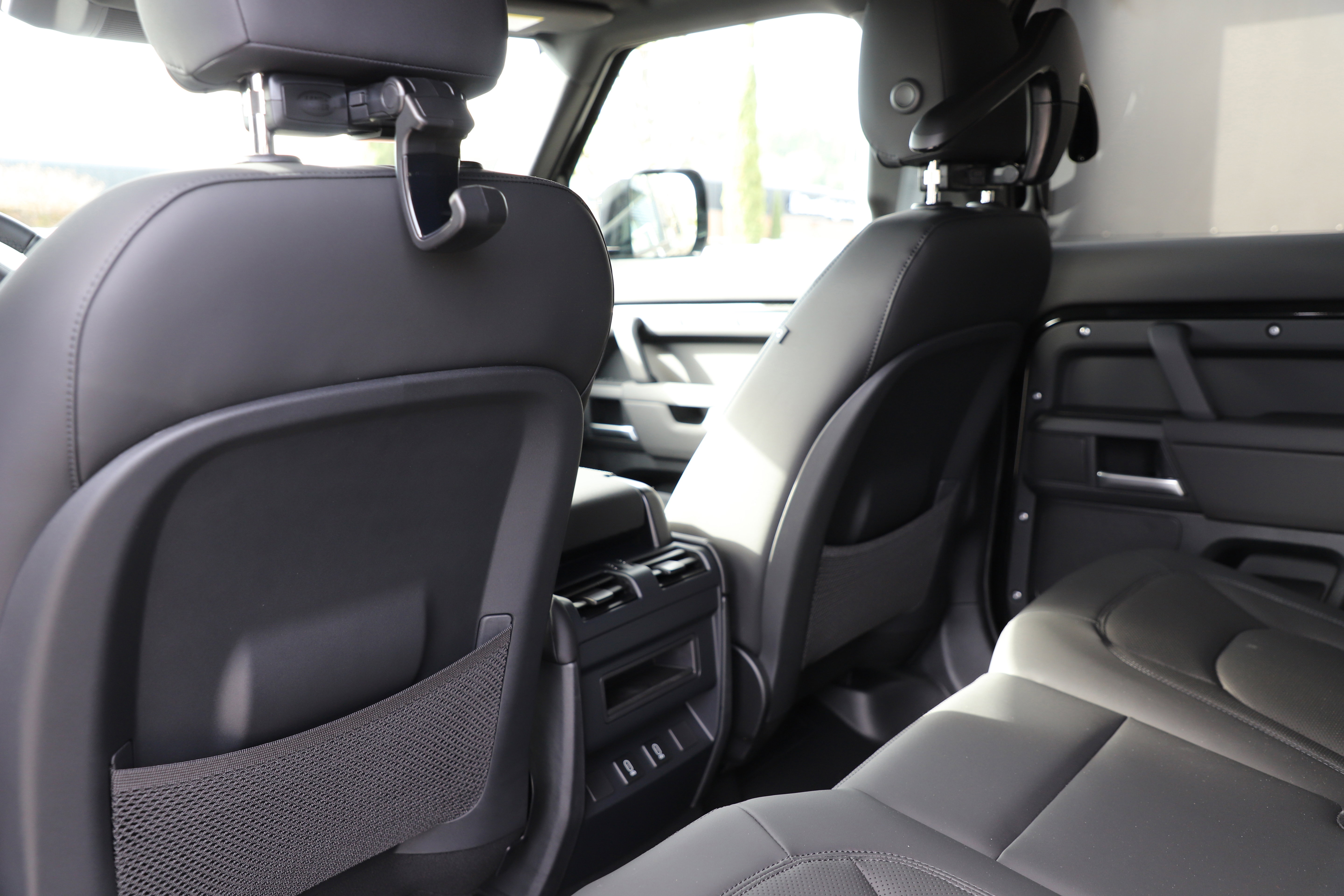 New 2026 Land Rover Defender 110 X-Dynamic SE image 15