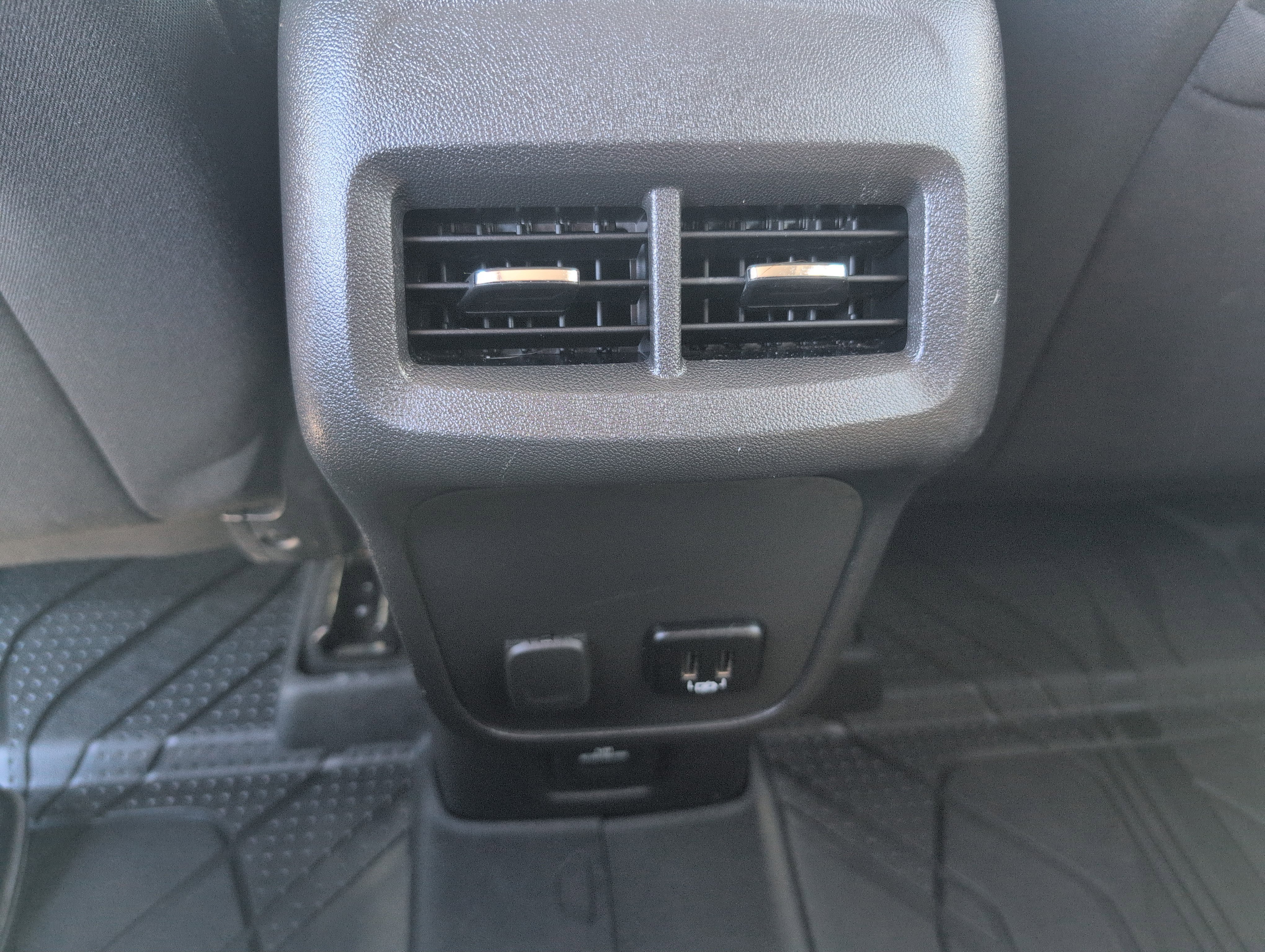 Used 2018 Chevrolet Equinox LT FWD image 32