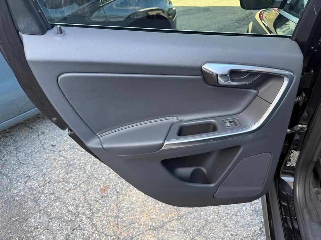 Used 2016 Volvo XC60 T6 R-Design image 16