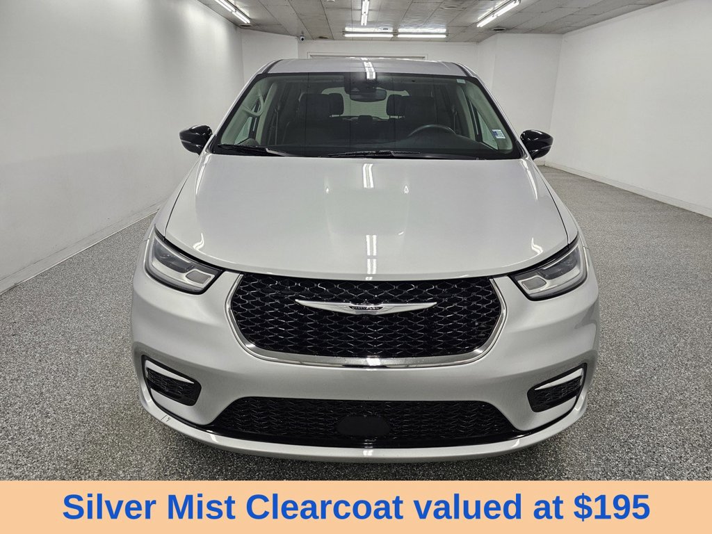 Used 2024 Chrysler Pacifica Touring-L FWD image 2