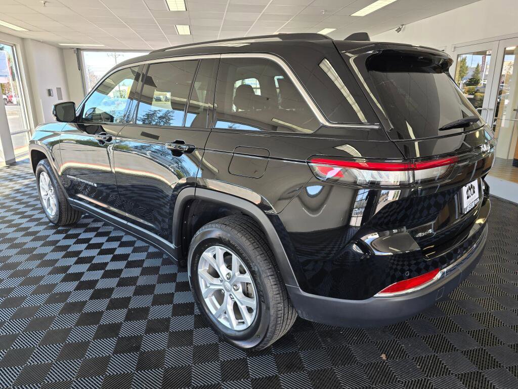 Used 2023 Jeep Grand Cherokee Limited w/ Trailer Tow Prep Group (B) image 5