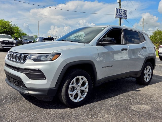 Used 2024 Jeep Compass Sport AWD/4WD image 3