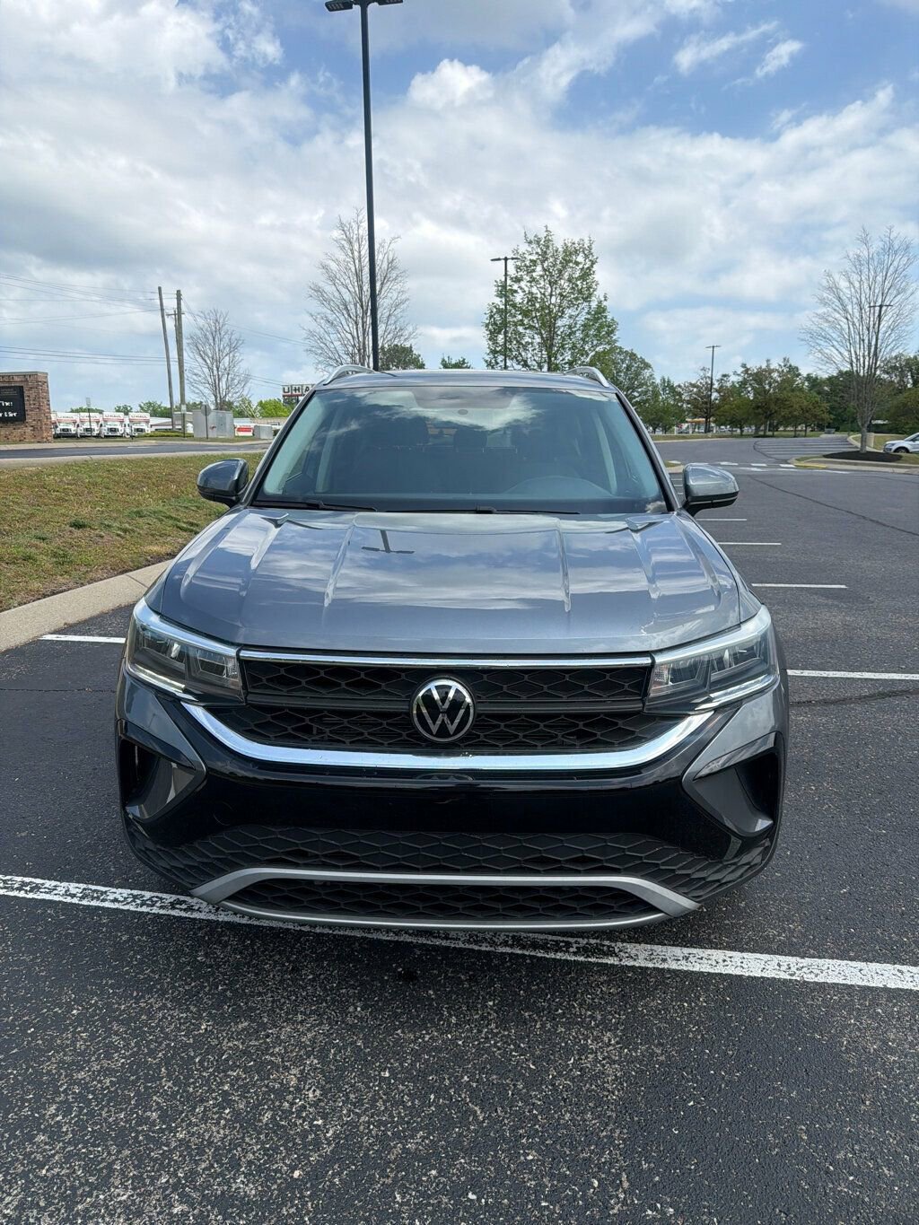 Used 2022 Volkswagen Taos SE w/ Panoramic Sunroof Package image 2