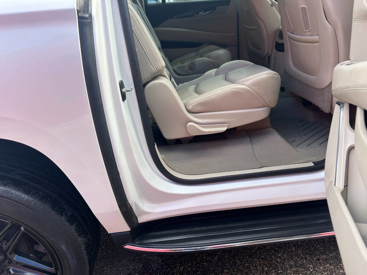 Used 2020 Cadillac Escalade ESV Luxury image 25