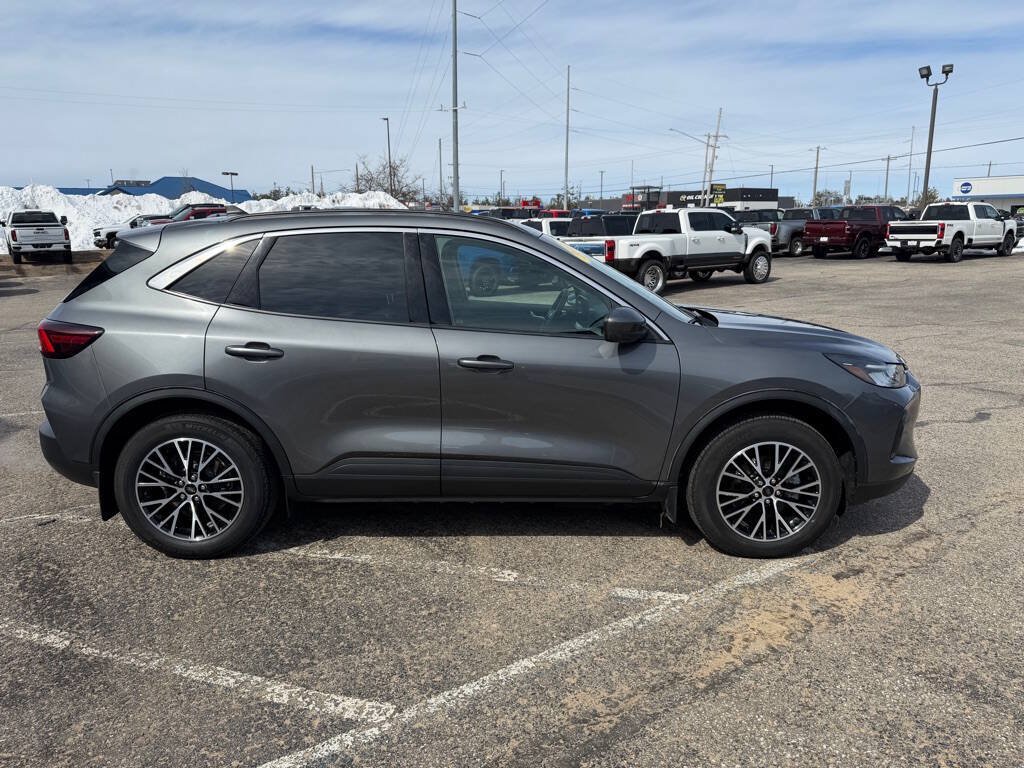 Used 2024 Ford Escape SE w/ Class II Trailer Tow Package FWD image 6