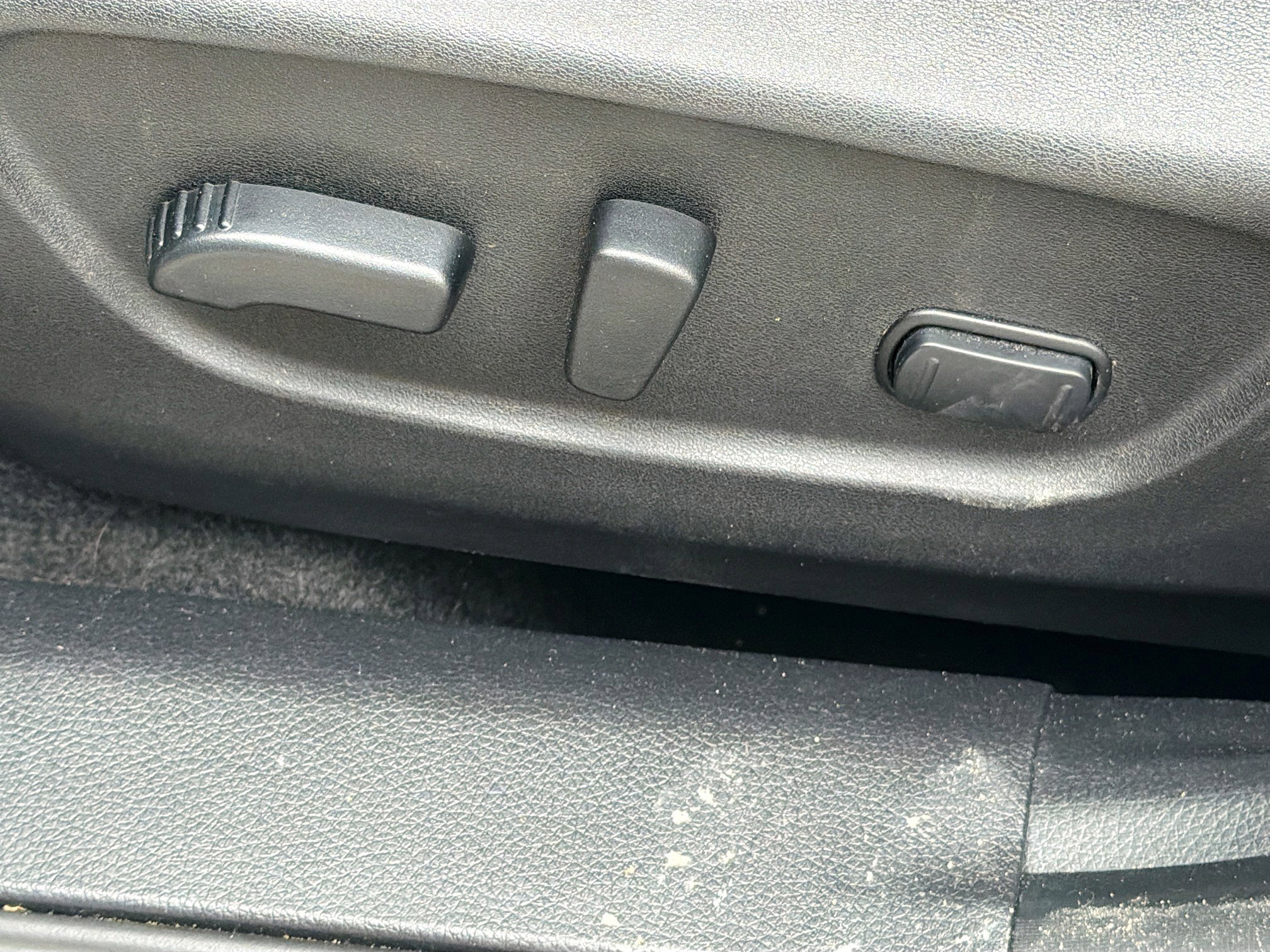 Used 2018 Nissan Rogue SV image 25