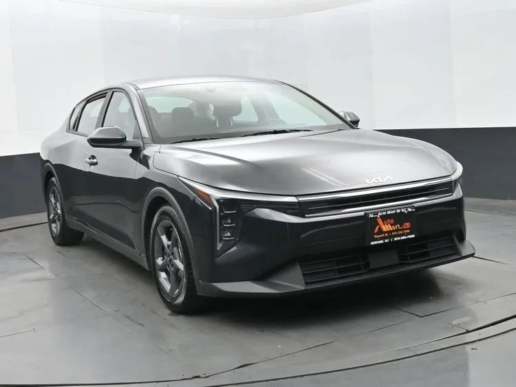 Used 2025 Kia K4 FWD image 2