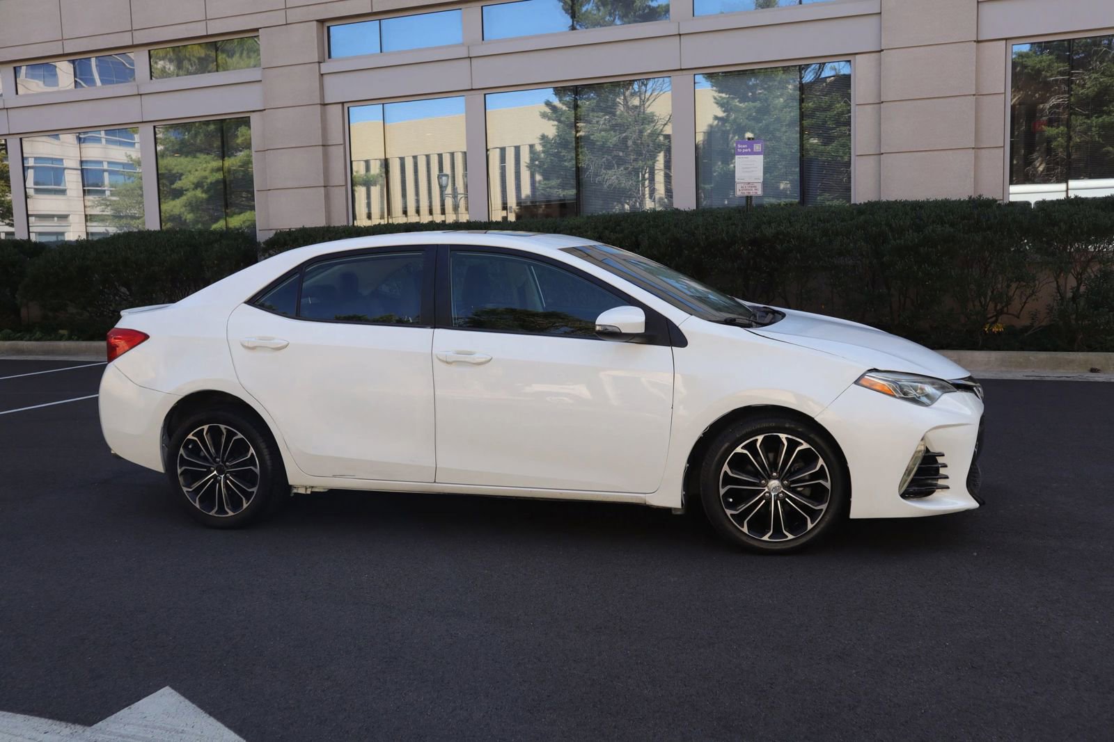 Used 2018 Toyota Corolla SE w/ SE Premium Package FWD image 2