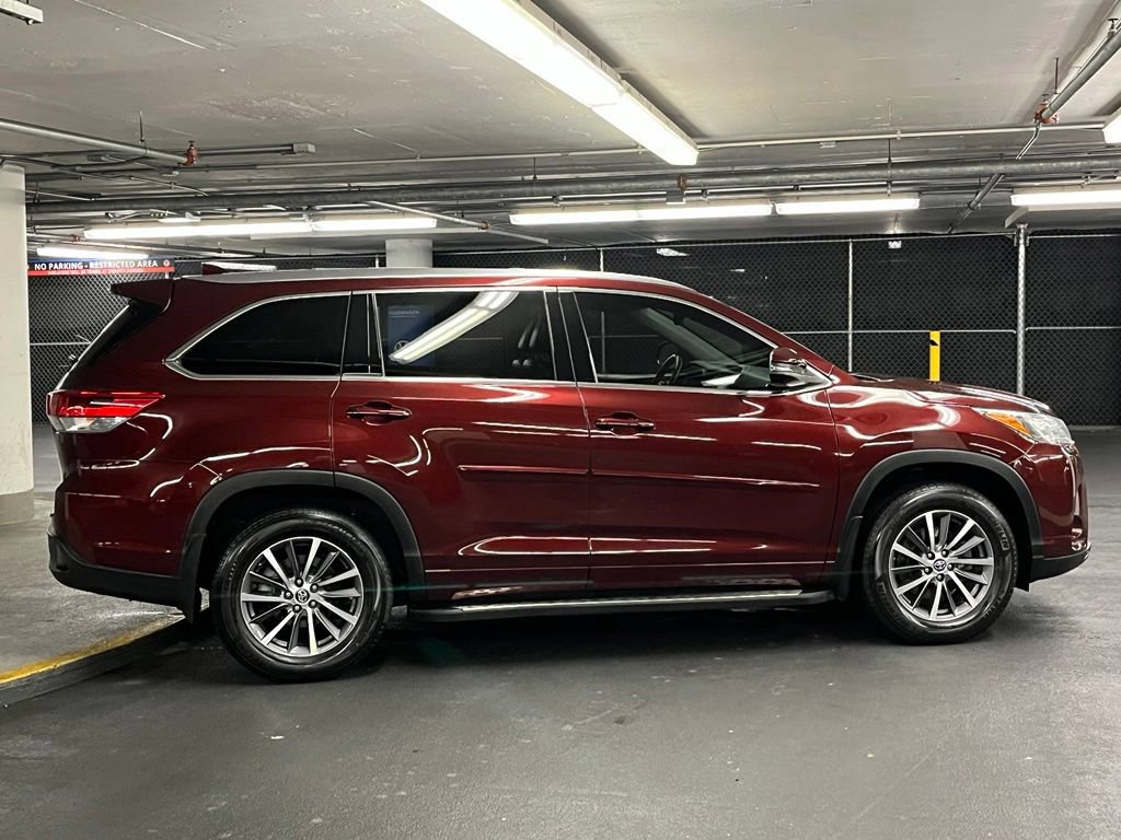 Used 2018 Toyota Highlander XLE AWD/4WD image 39