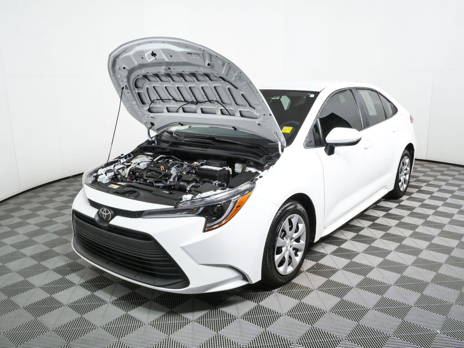 Used 2025 Toyota Corolla LE FWD image 30
