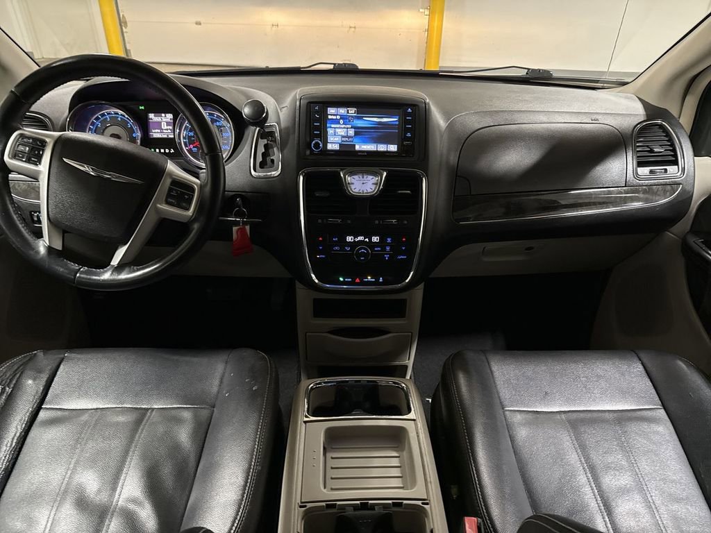 Used 2015 Chrysler Town & Country Touring image 10
