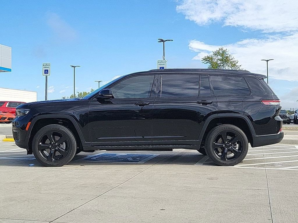 Used 2023 Jeep Grand Cherokee L Laredo AWD/4WD image 5