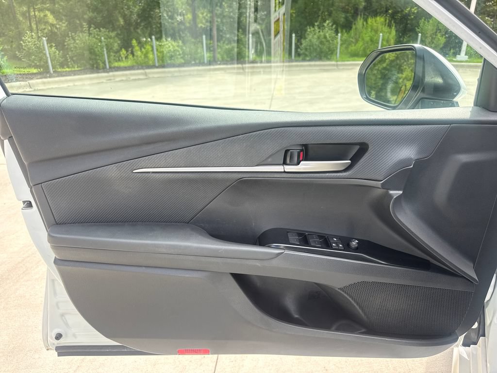Used 2025 Toyota Camry SE FWD image 13