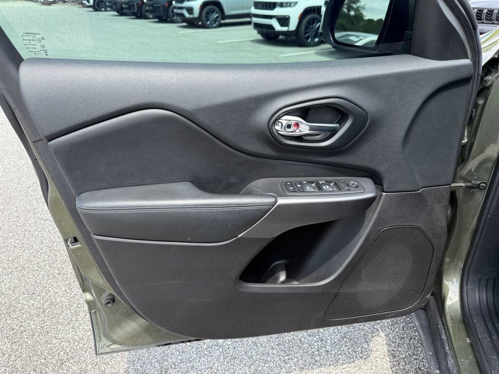 Used 2019 Jeep Cherokee Latitude Plus FWD image 17