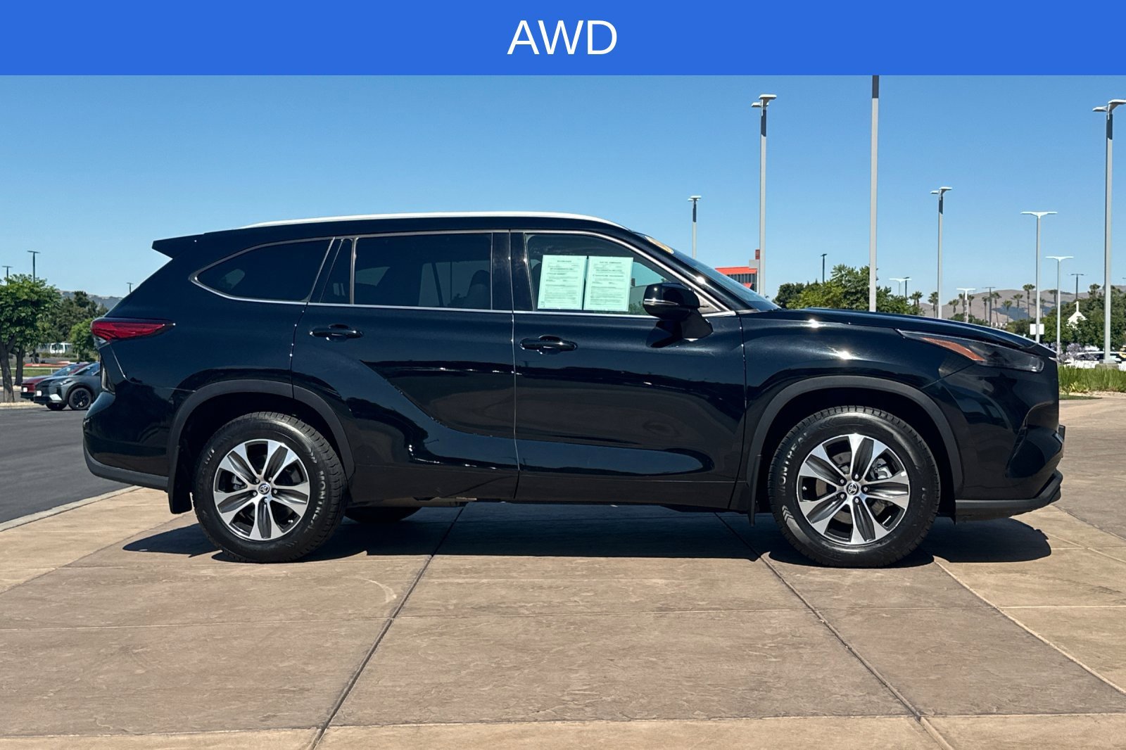 Used 2022 Toyota Highlander XLE AWD/4WD image 3