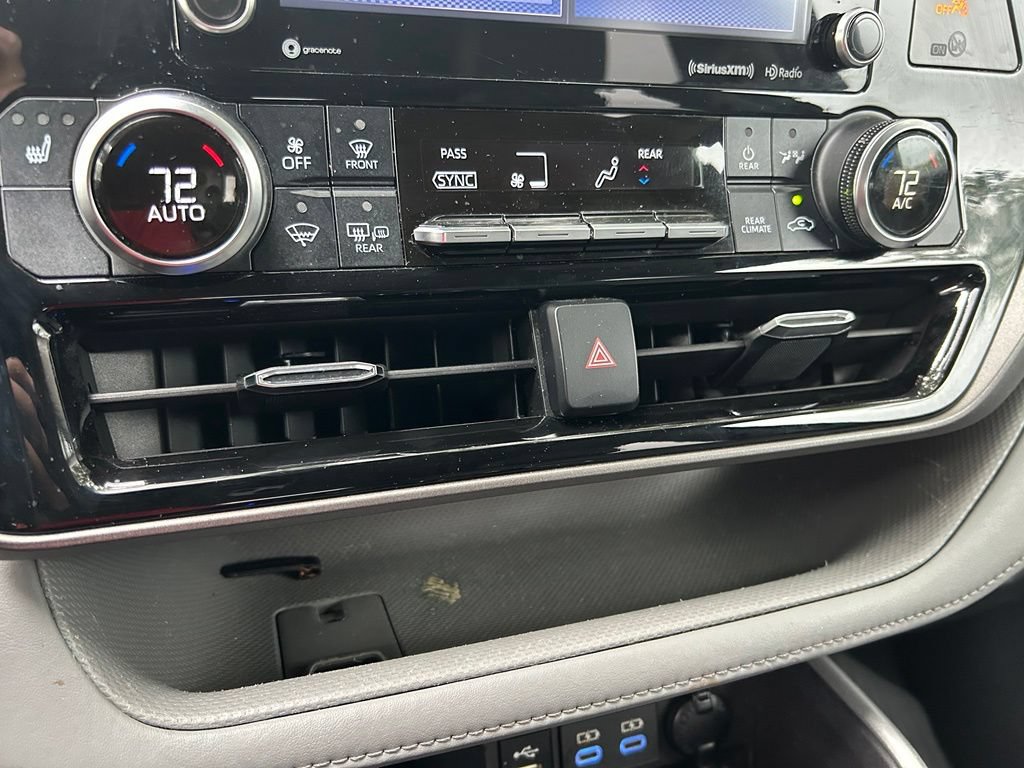 Used 2022 Toyota Highlander XLE AWD/4WD image 26