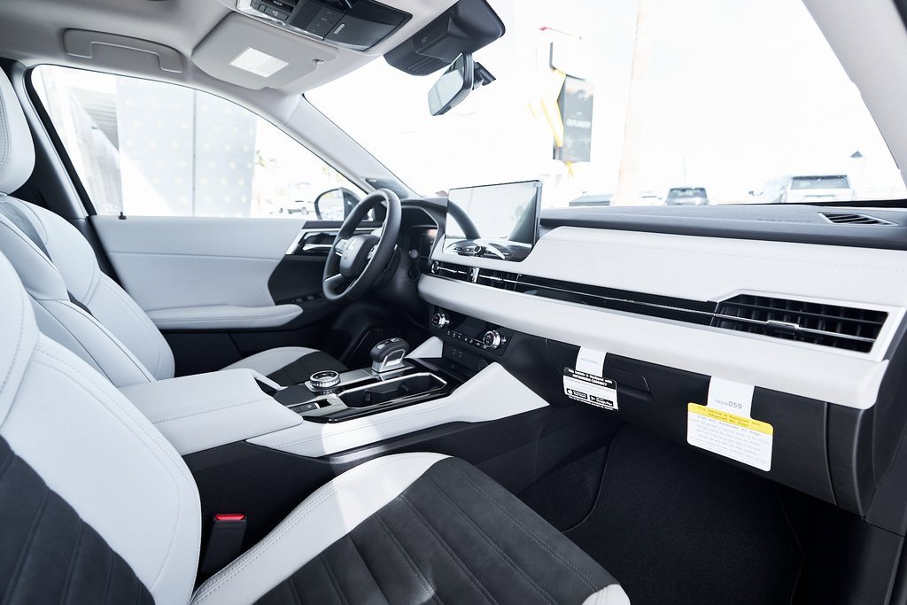 New 2025 Mitsubishi Outlander SE image 26