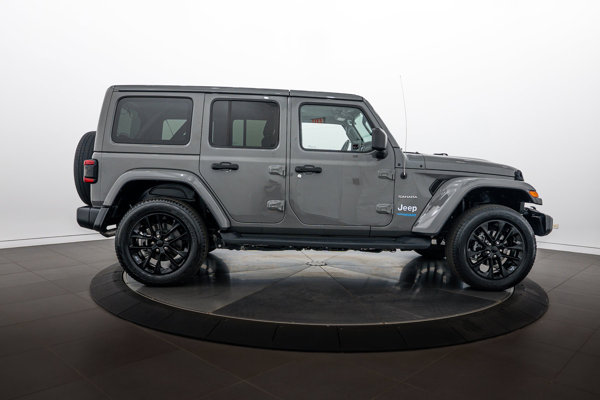 Used 2021 Jeep Wrangler Unlimited Sahara w/ Cold Weather Group AWD/4WD image 3