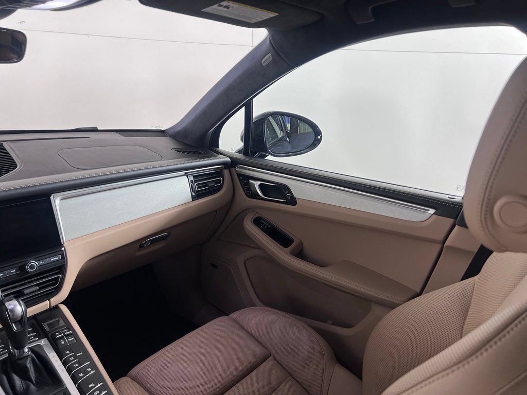 Certified 2020 Porsche Macan Turbo AWD/4WD image 27