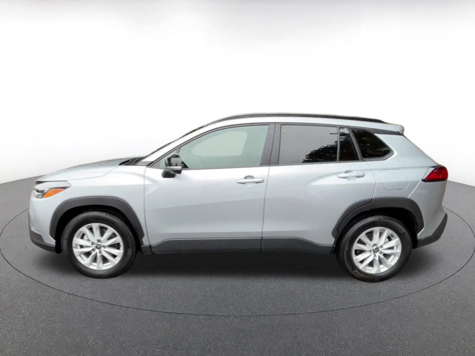 Used 2025 Toyota Corolla Cross LE image 9