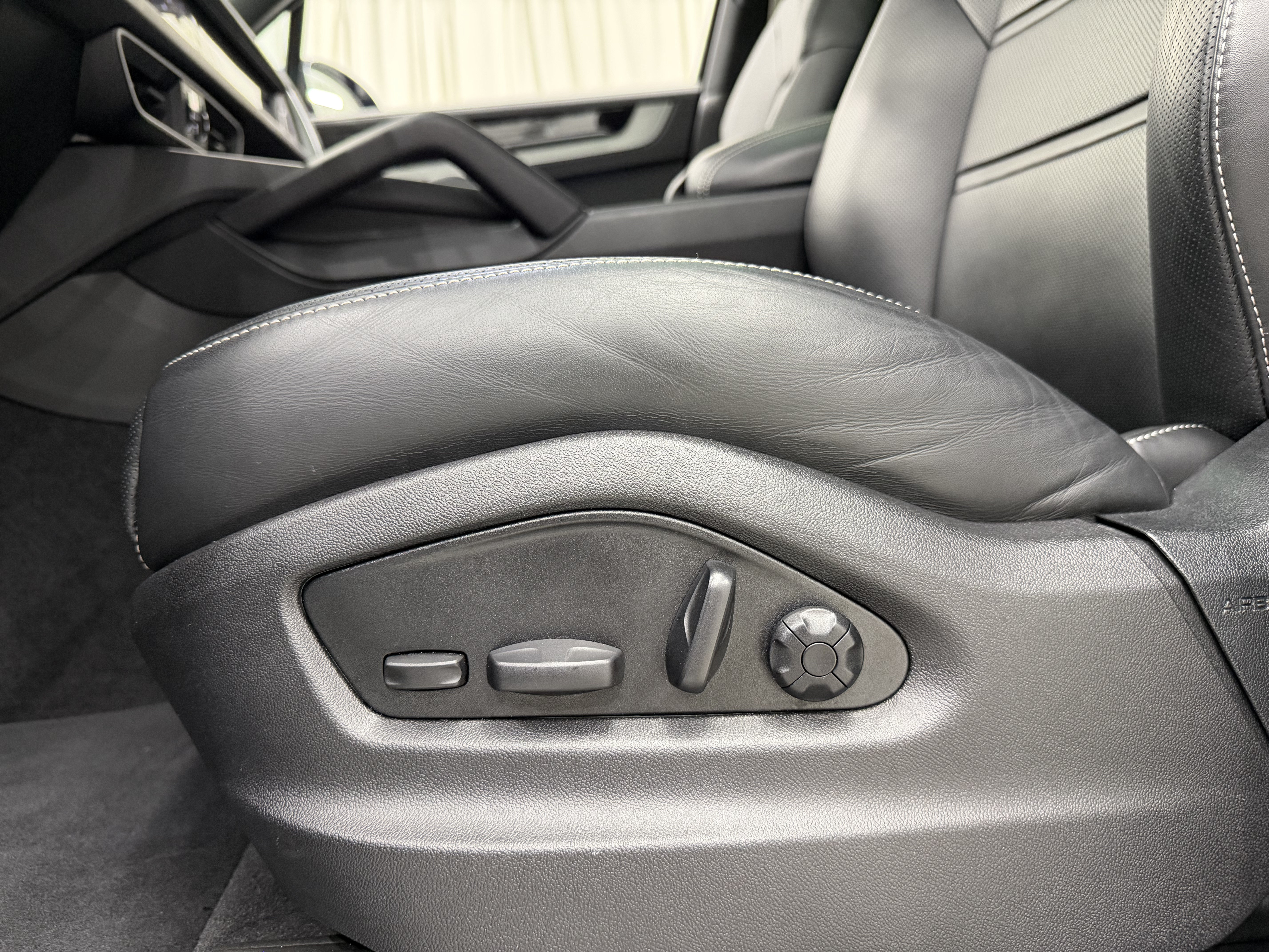 Certified 2026 Porsche Cayenne S AWD/4WD image 34
