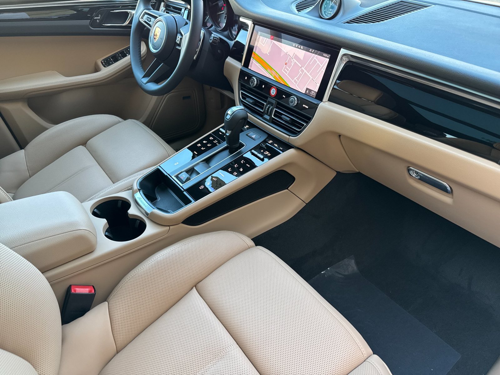 Certified 2026 Porsche Macan AWD/4WD image 18
