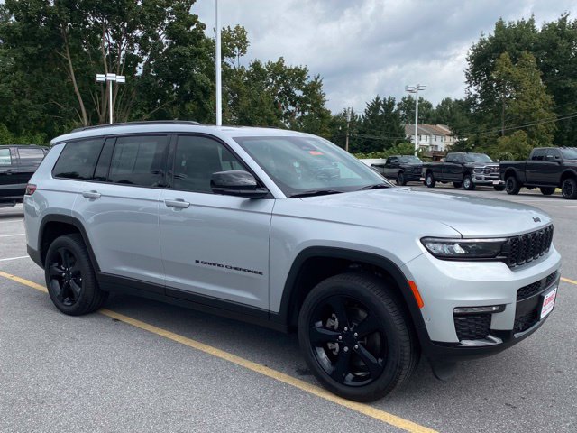 Used 2025 Jeep Grand Cherokee L Limited w/ Luxury Tech Group II AWD/4WD image 7