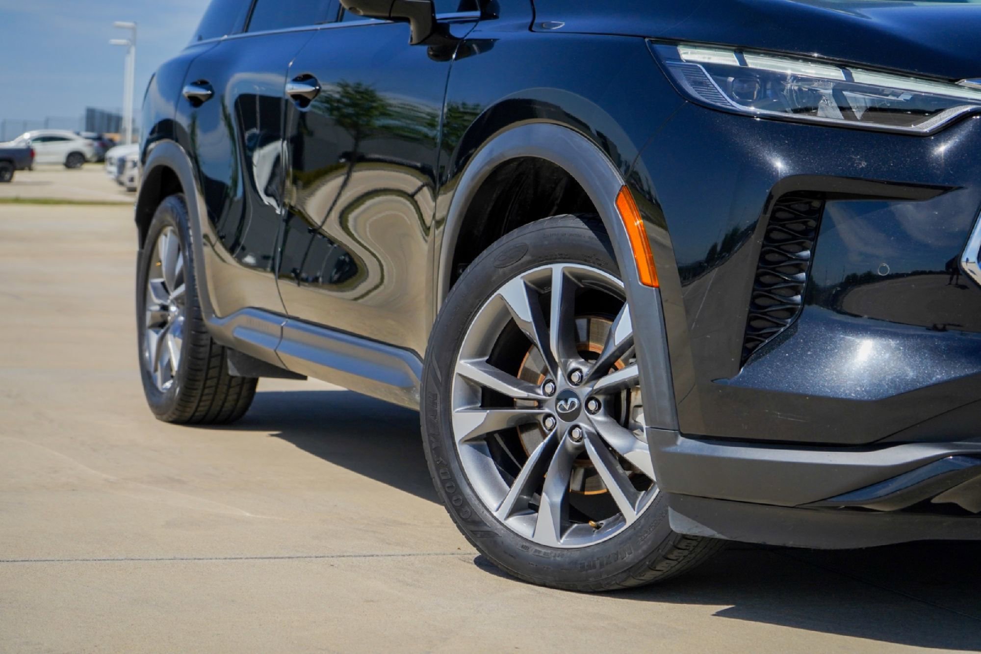 Certified 2023 INFINITI QX60 Luxe w/ Performance Audio Package image 2