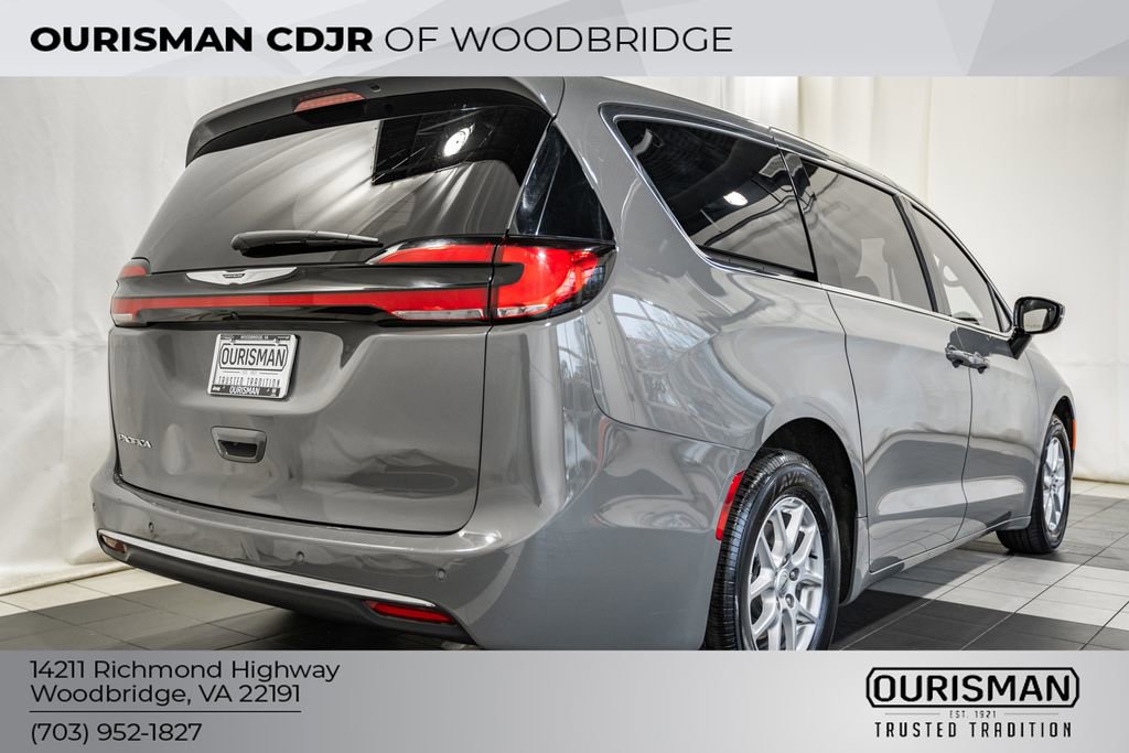 Used 2025 Chrysler Pacifica Select image 5