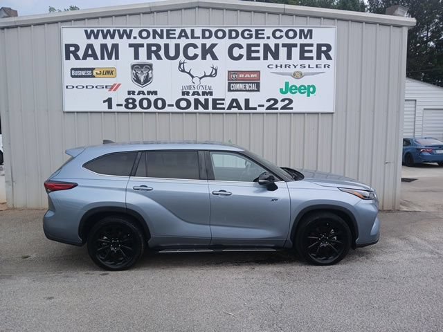 Used 2023 Toyota Highlander LE FWD image 2