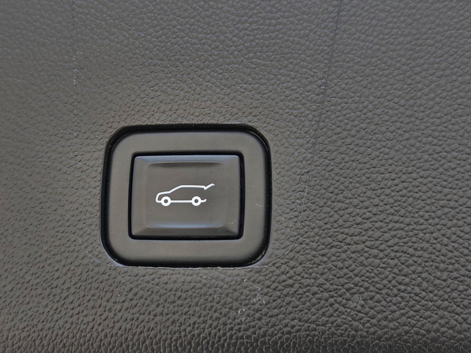 Used 2020 Chevrolet Traverse RS FWD image 11