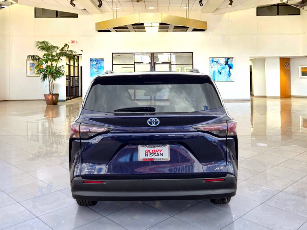 Used 2025 Toyota Sienna XLE FWD image 6