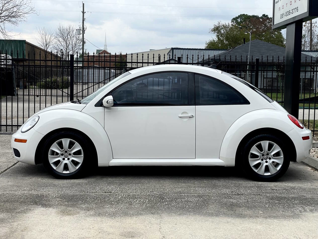 Used 2009 Volkswagen Beetle Base 2dr Coupe 5M image 4