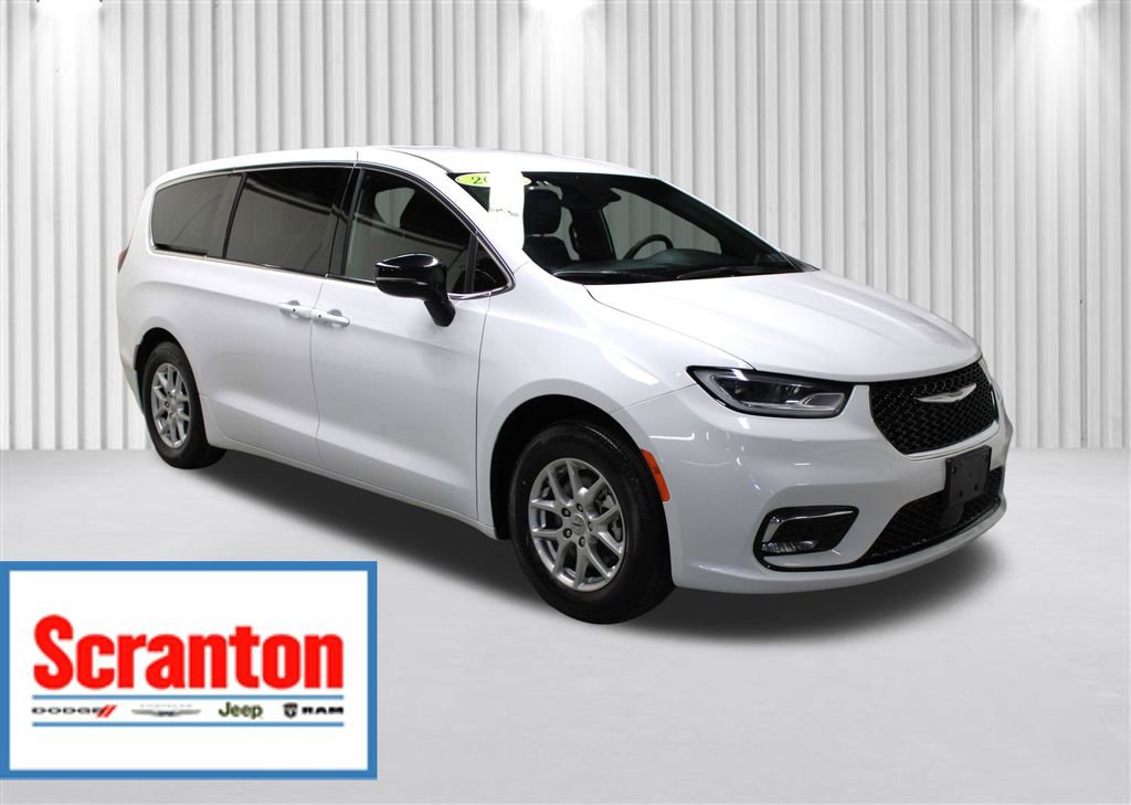 Used 2025 Chrysler Pacifica Select image 1