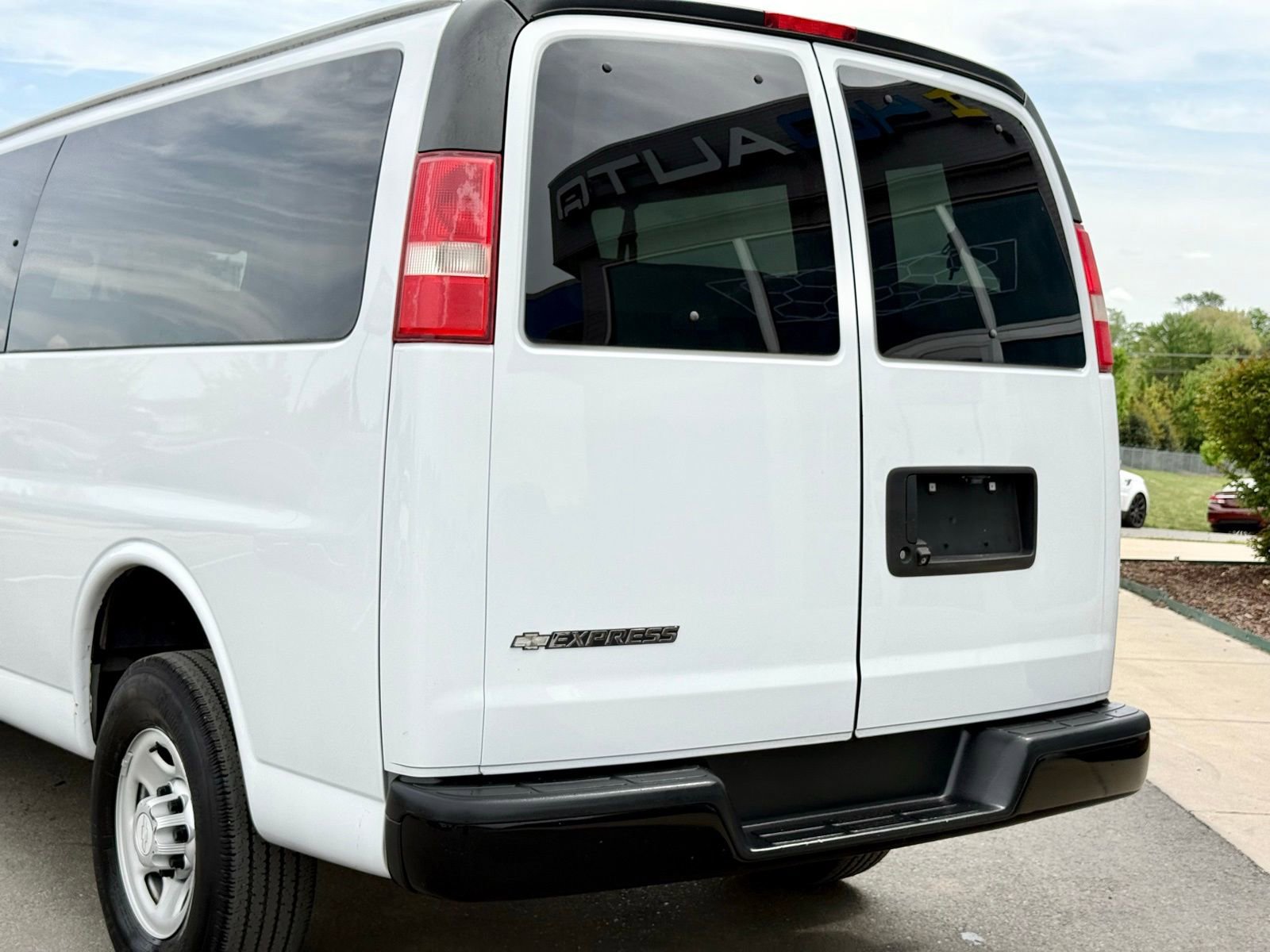 Used 2017 Chevrolet Express 3500 LS image 5