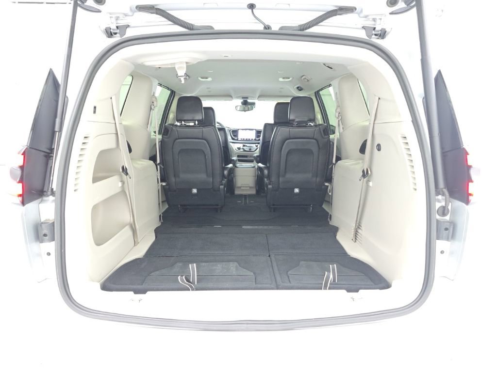 Used 2024 Chrysler Pacifica Touring-L image 51