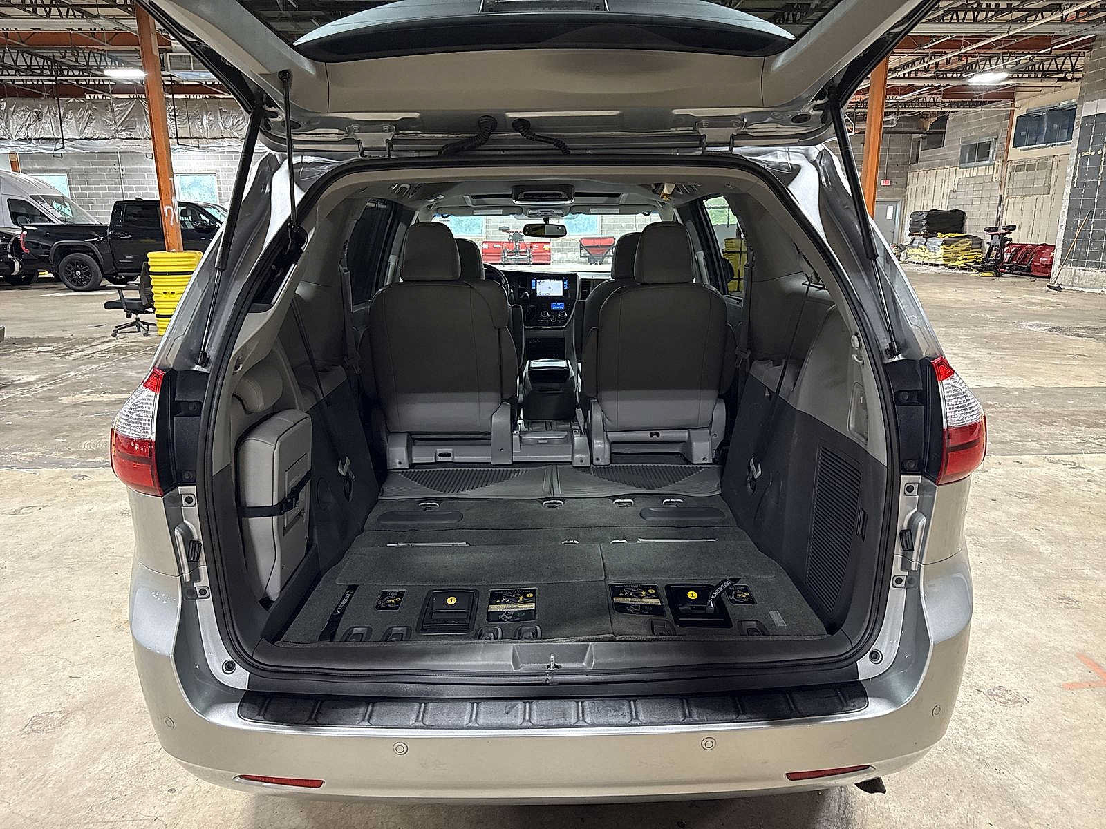Used 2015 Toyota Sienna XLE w/ XLE Navigation Package FWD image 11