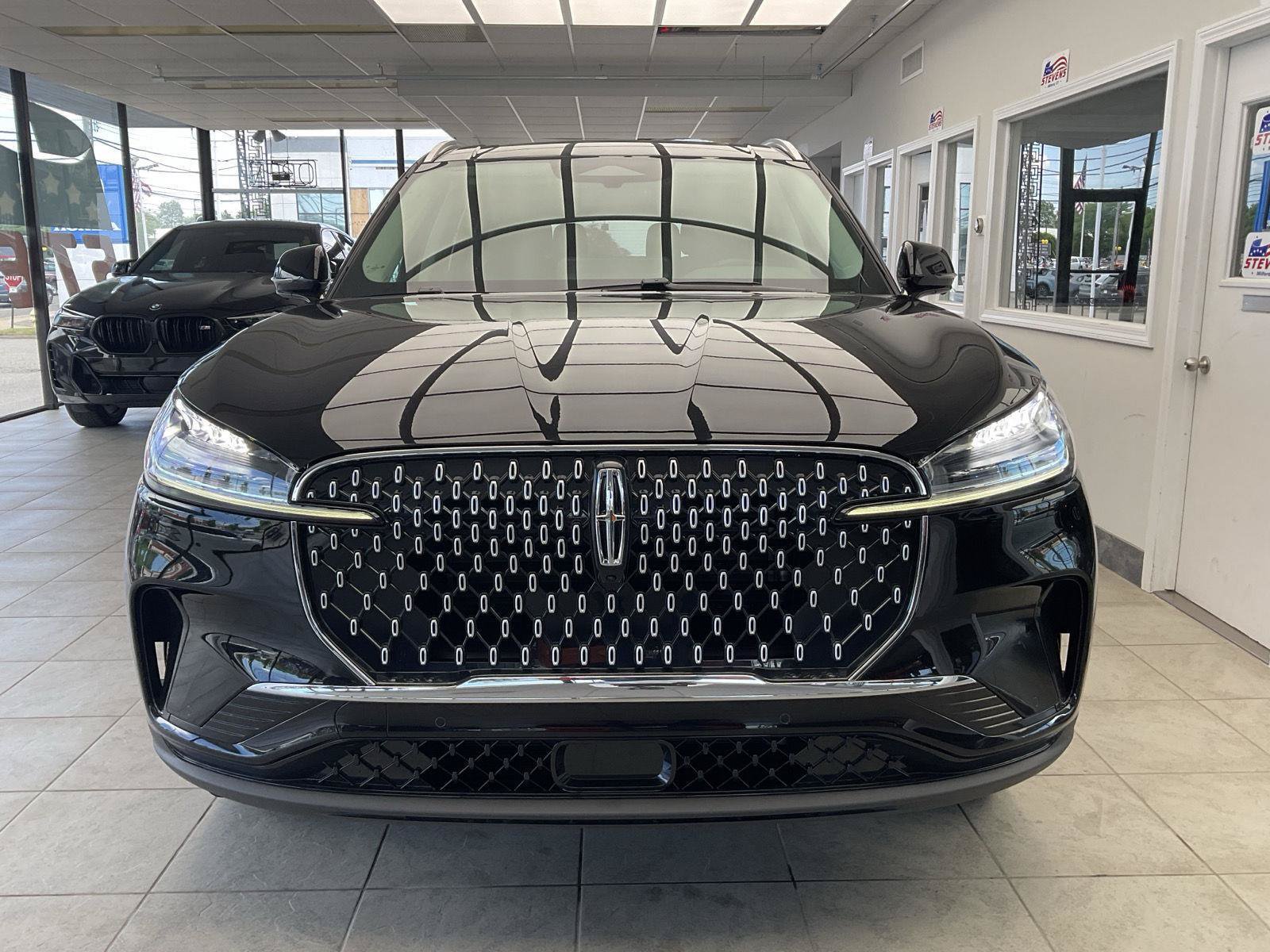 New 2026 Lincoln Aviator AWD image 2